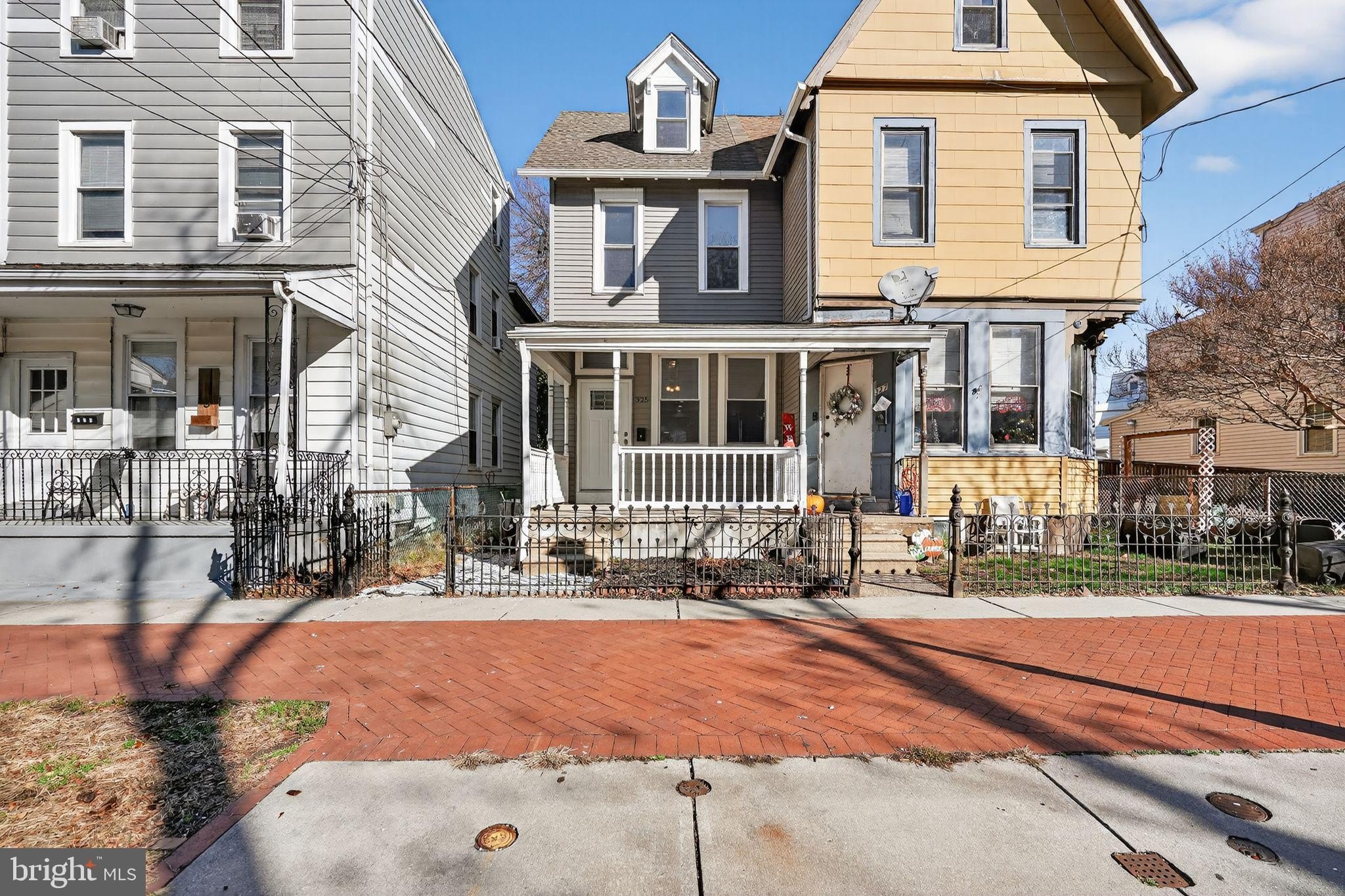 Currently Displayed Property Photo