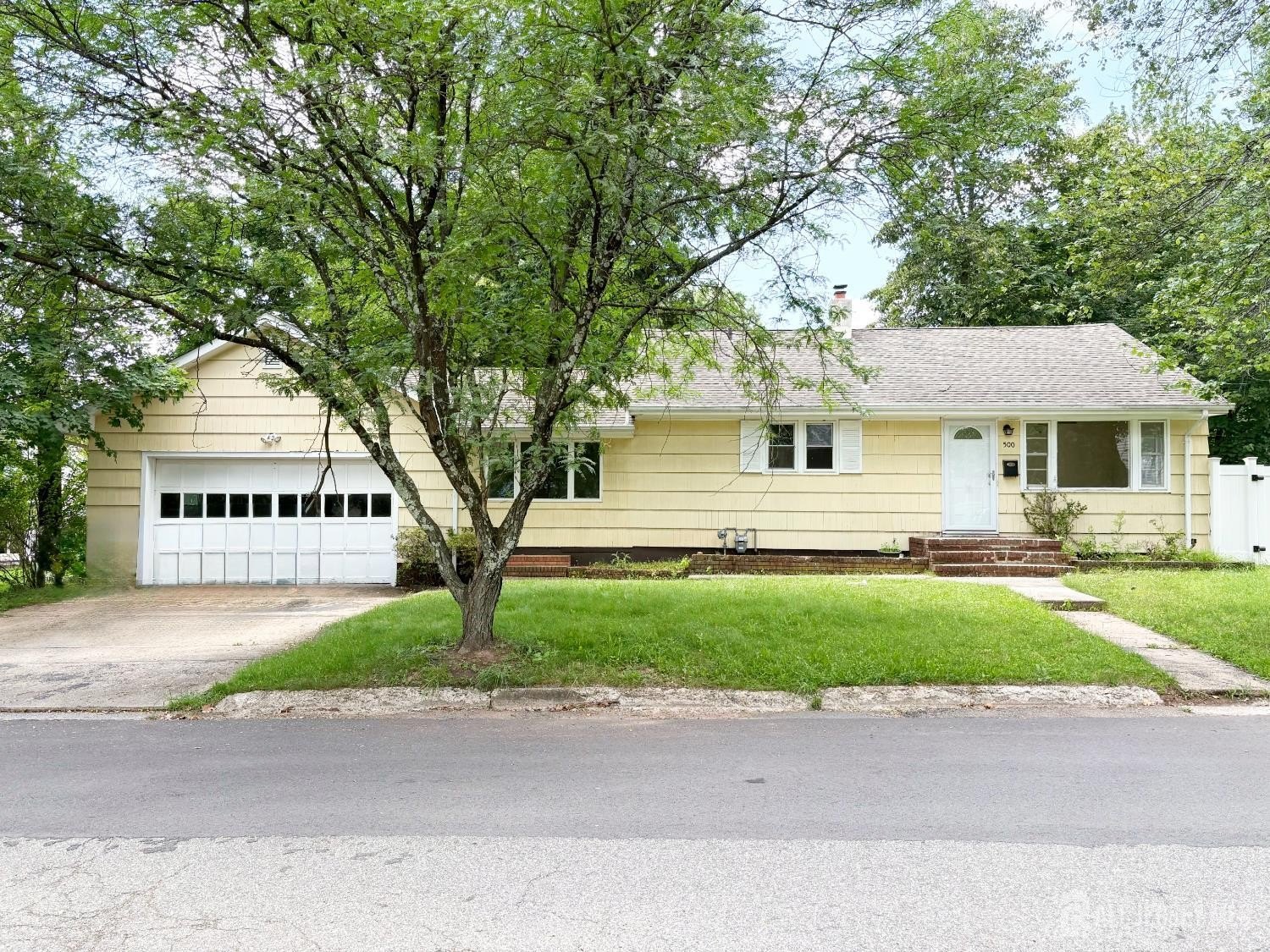 Currently Displayed Property Photo