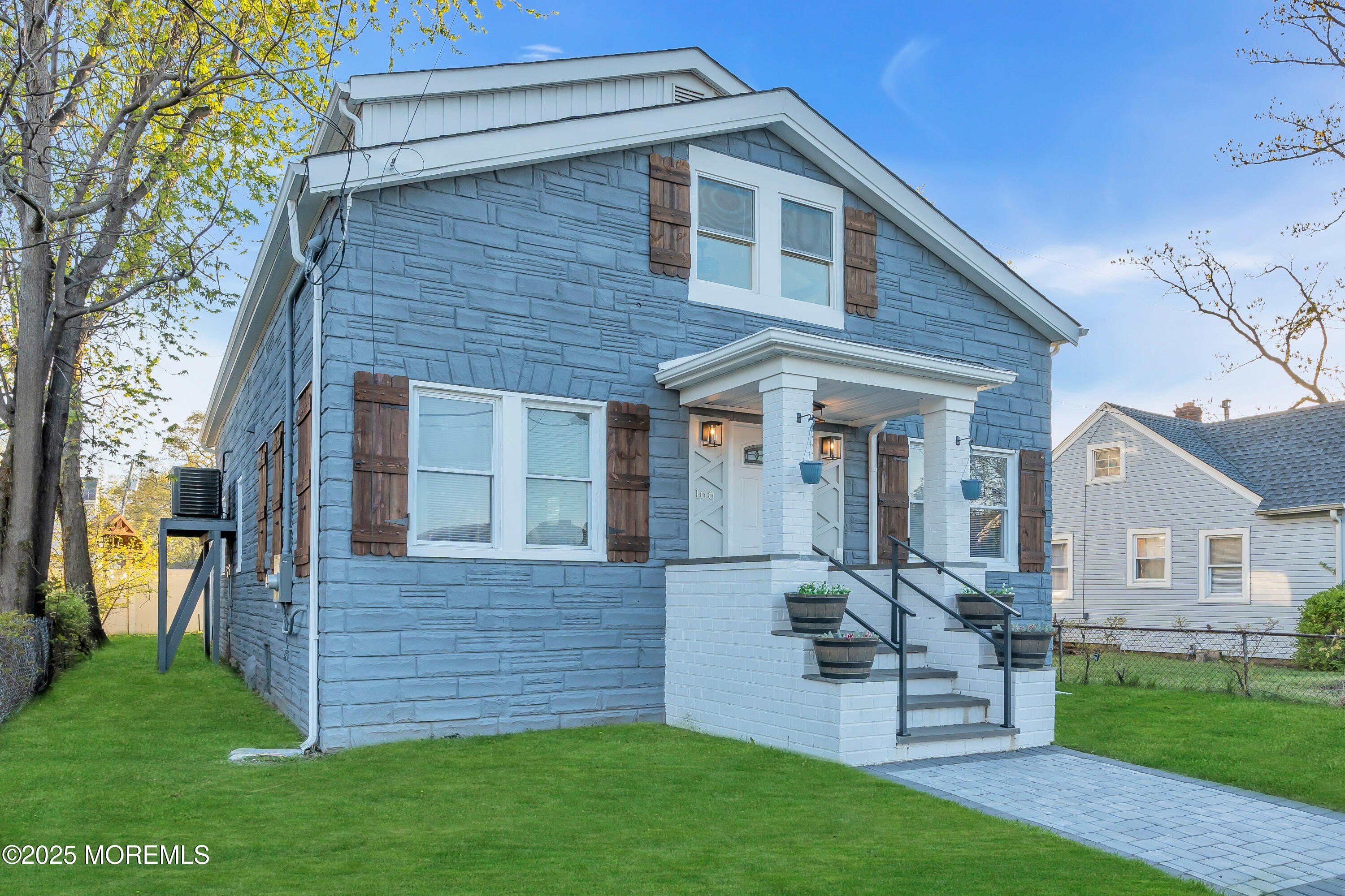 Currently Displayed Property Photo