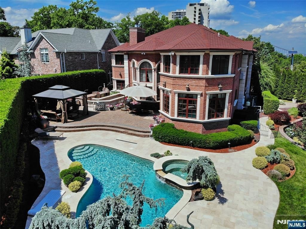 Currently Displayed Property Photo