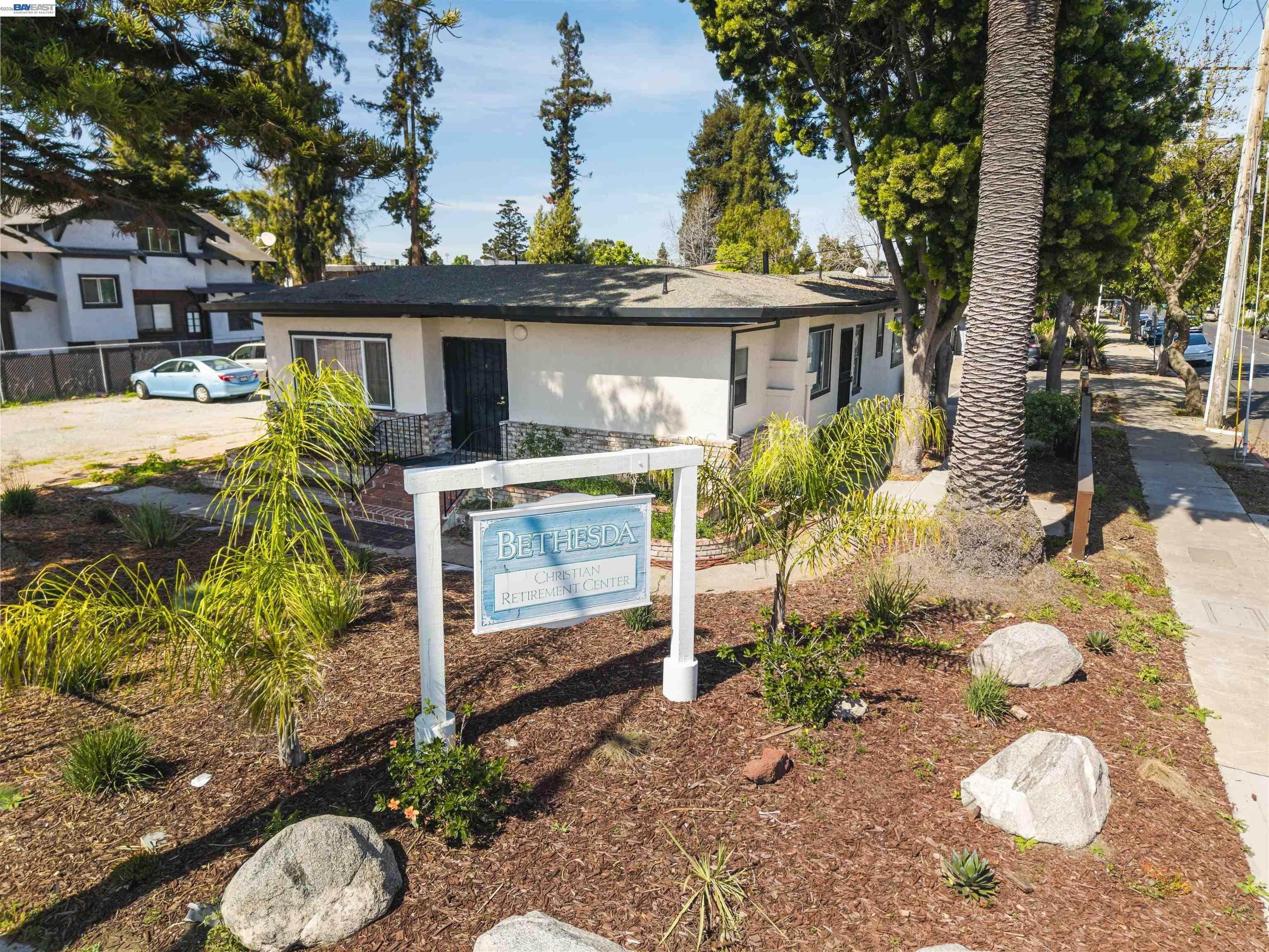 Currently Displayed Property Photo