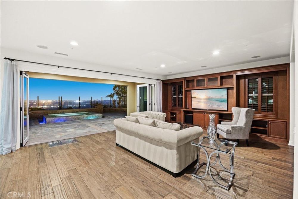 Currently Displayed Property Photo