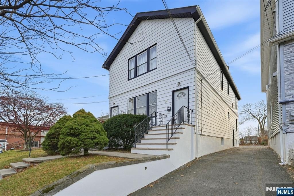 Currently Displayed Property Photo