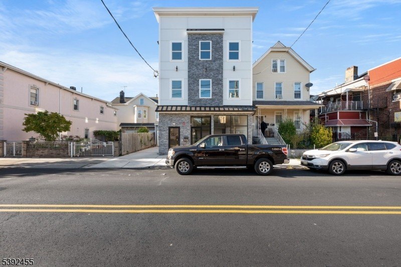 Currently Displayed Property Photo