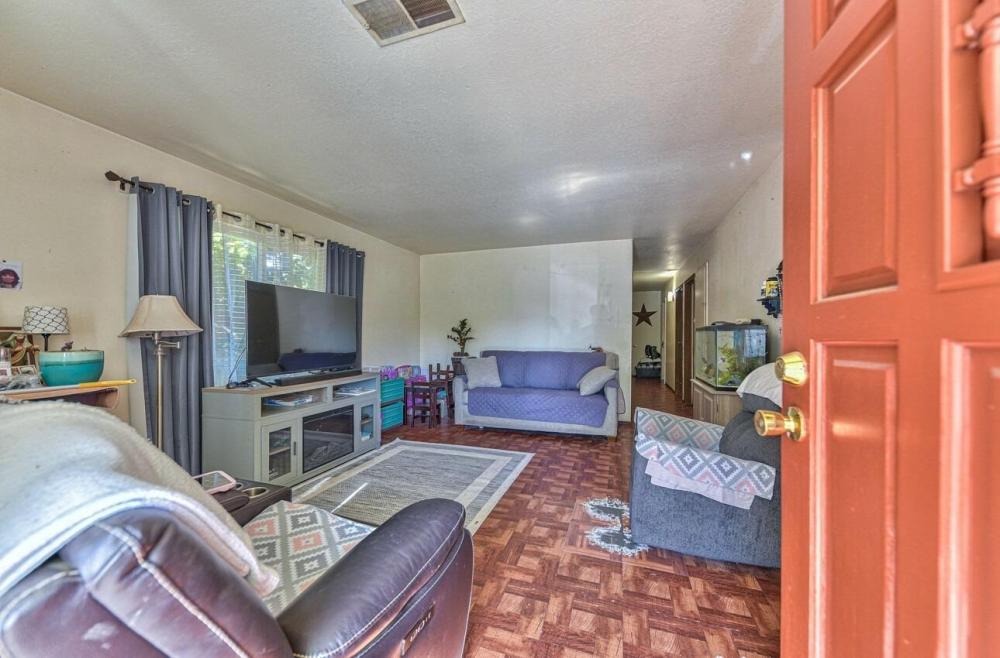 Currently Displayed Property Photo