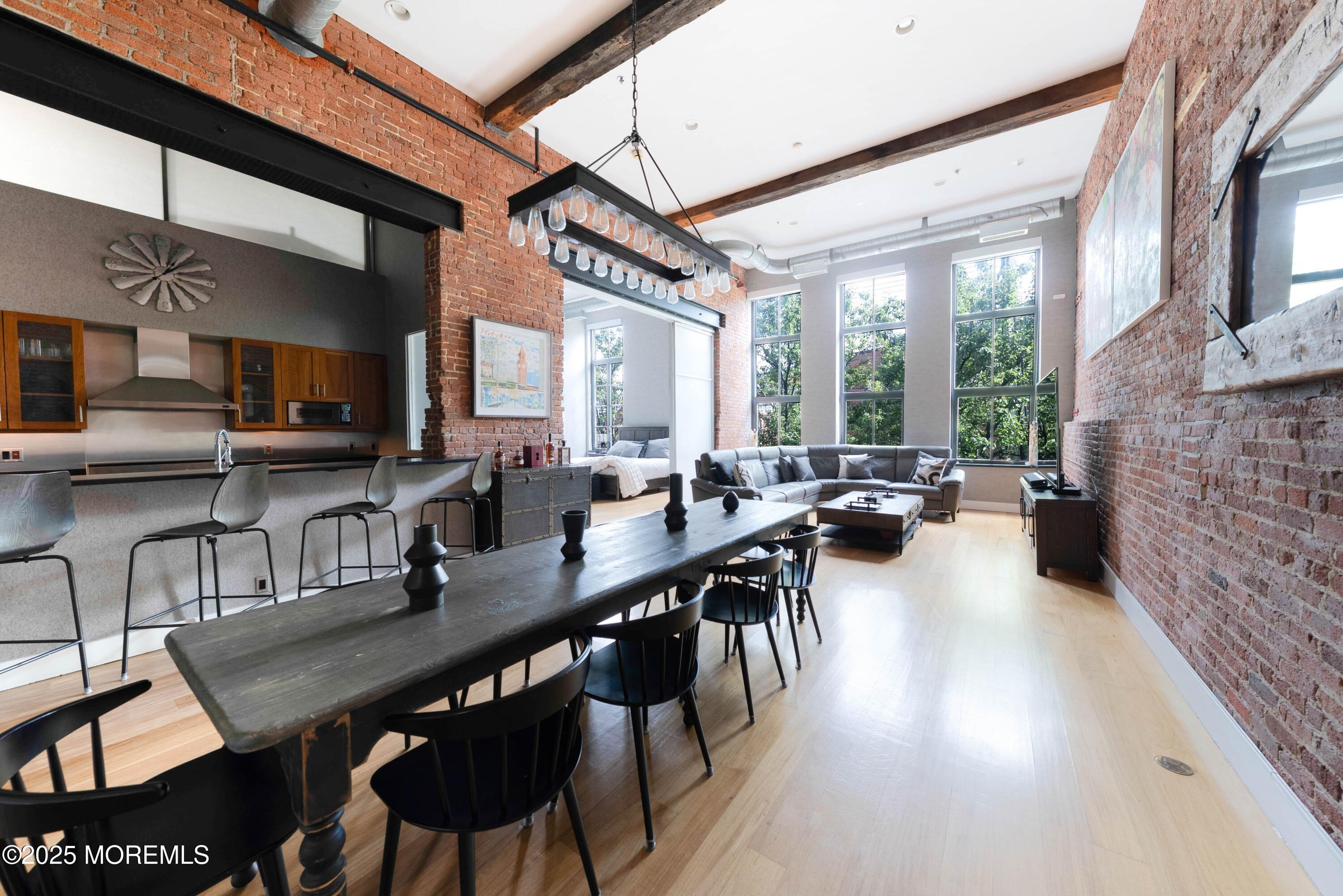 Currently Displayed Property Photo