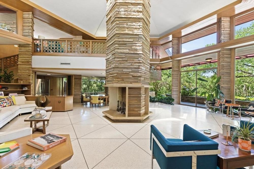 Currently Displayed Property Photo
