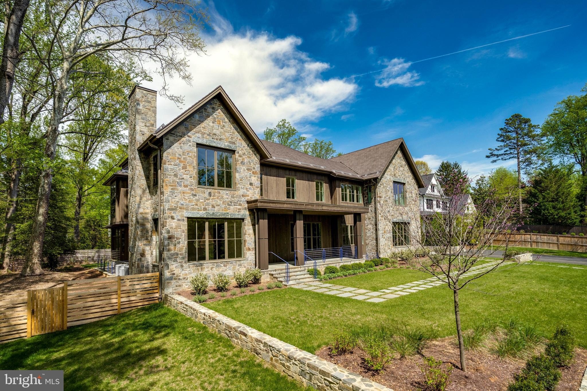 Currently Displayed Property Photo