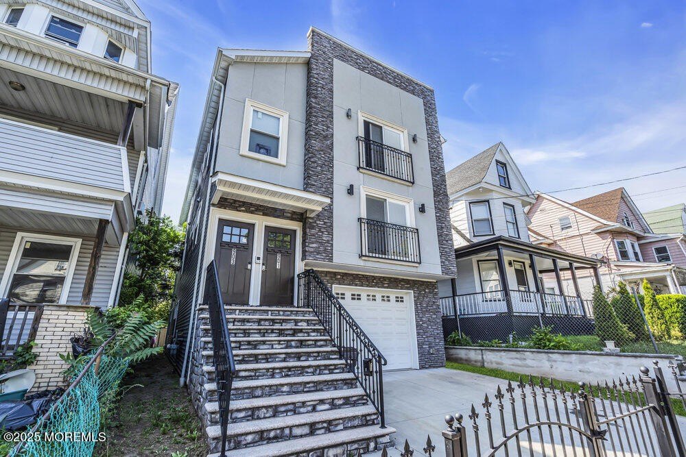 Currently Displayed Property Photo