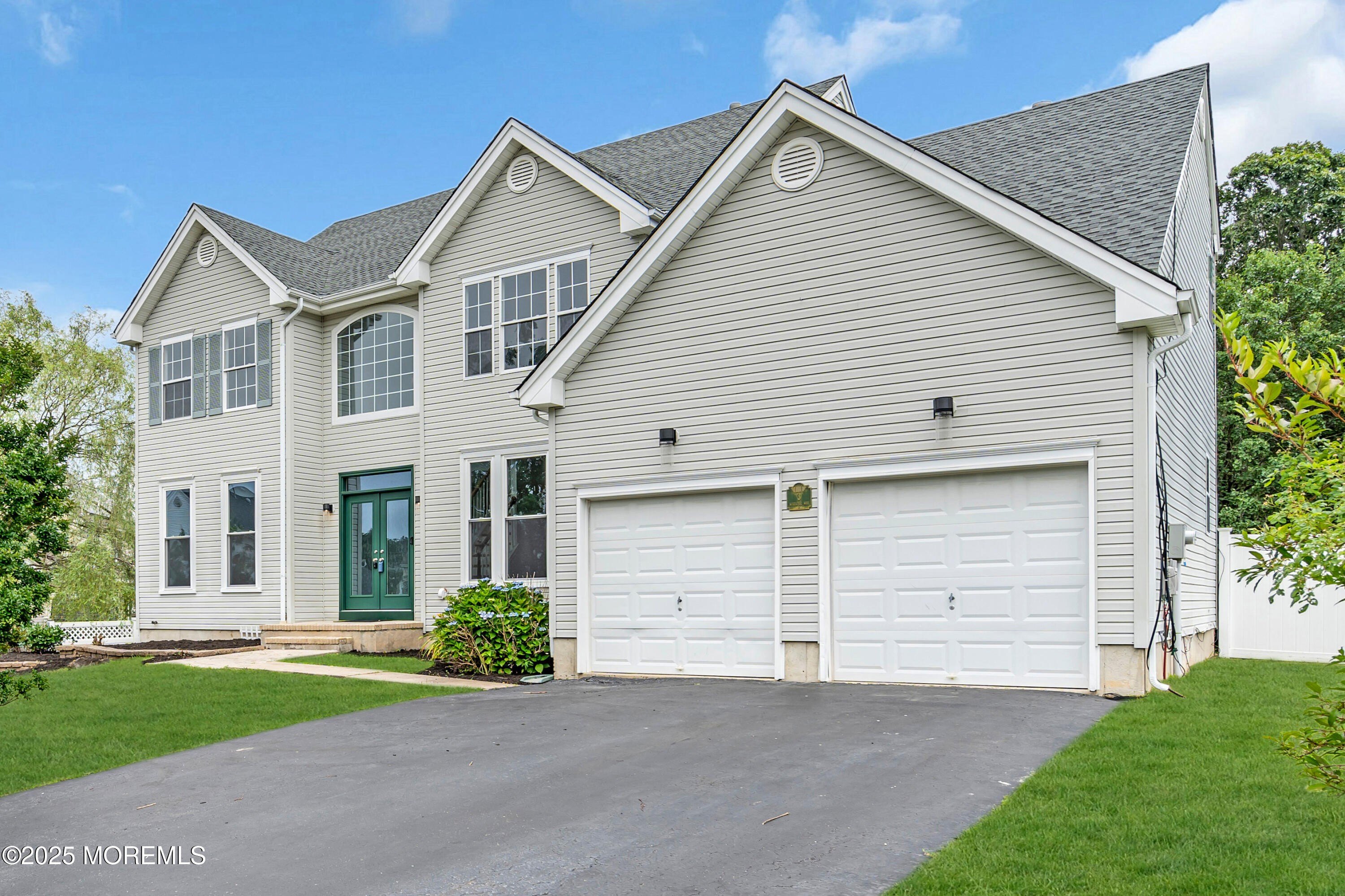 Currently Displayed Property Photo