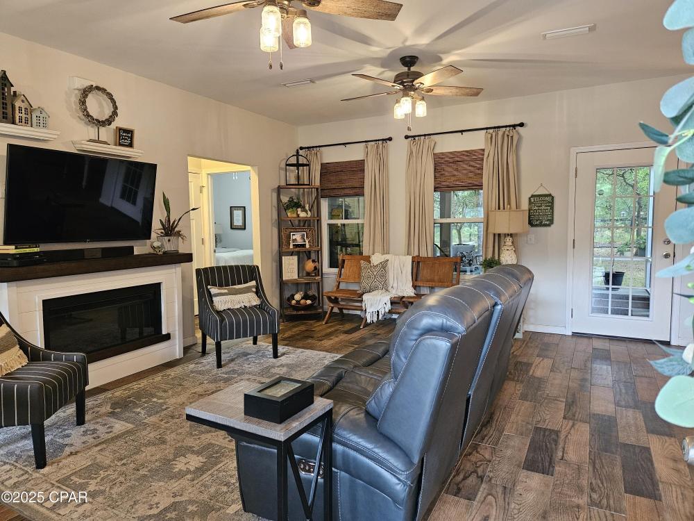 Currently Displayed Property Photo