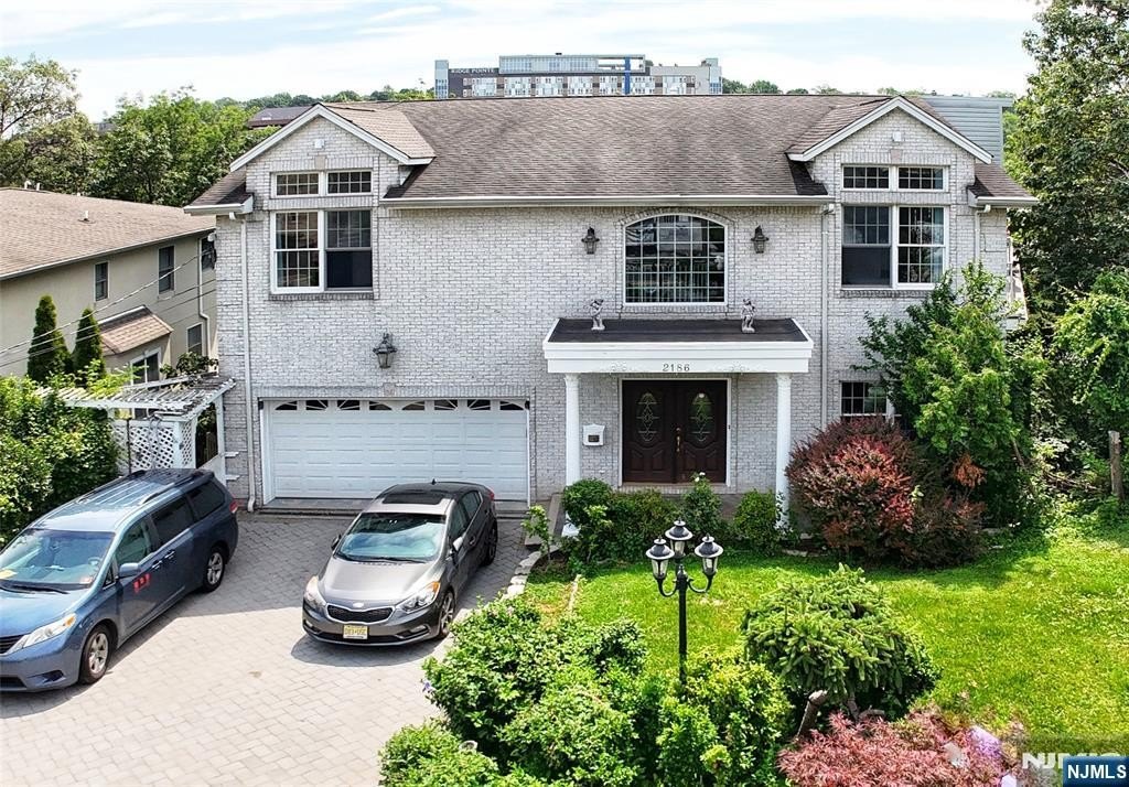 Currently Displayed Property Photo