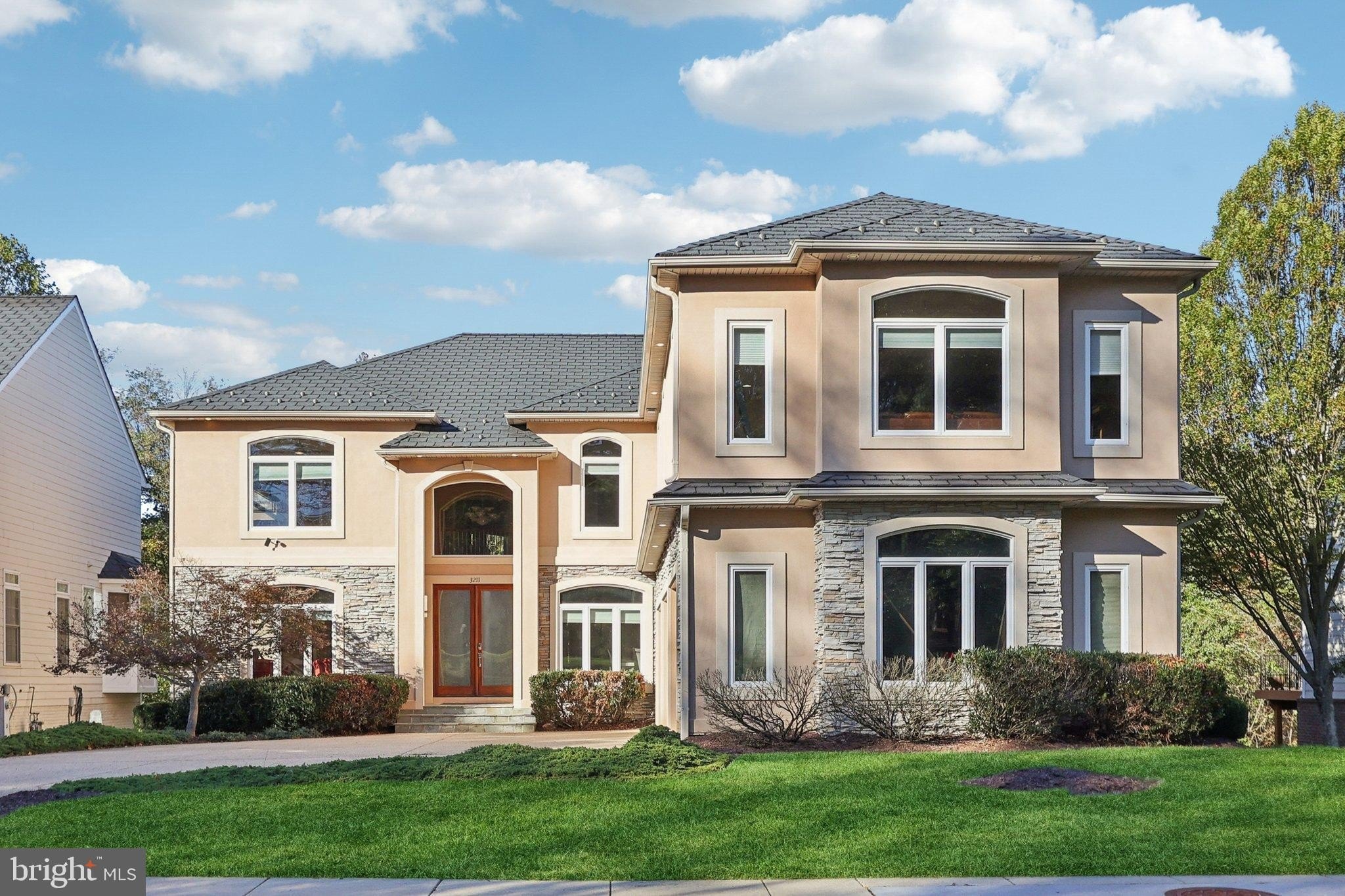 Currently Displayed Property Photo