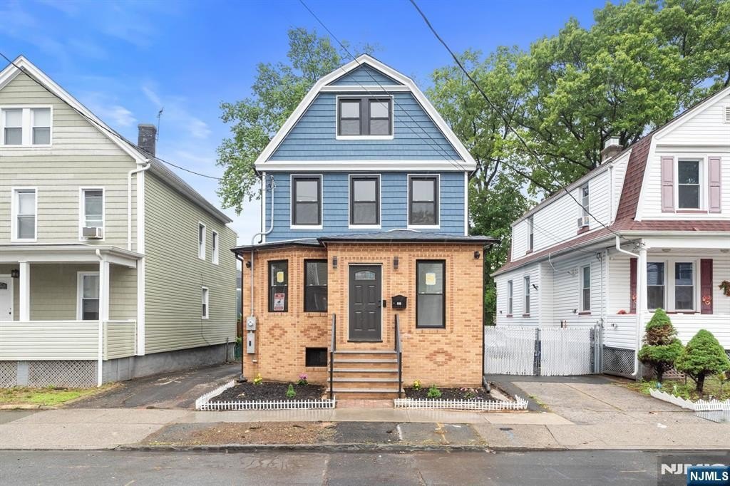 Currently Displayed Property Photo