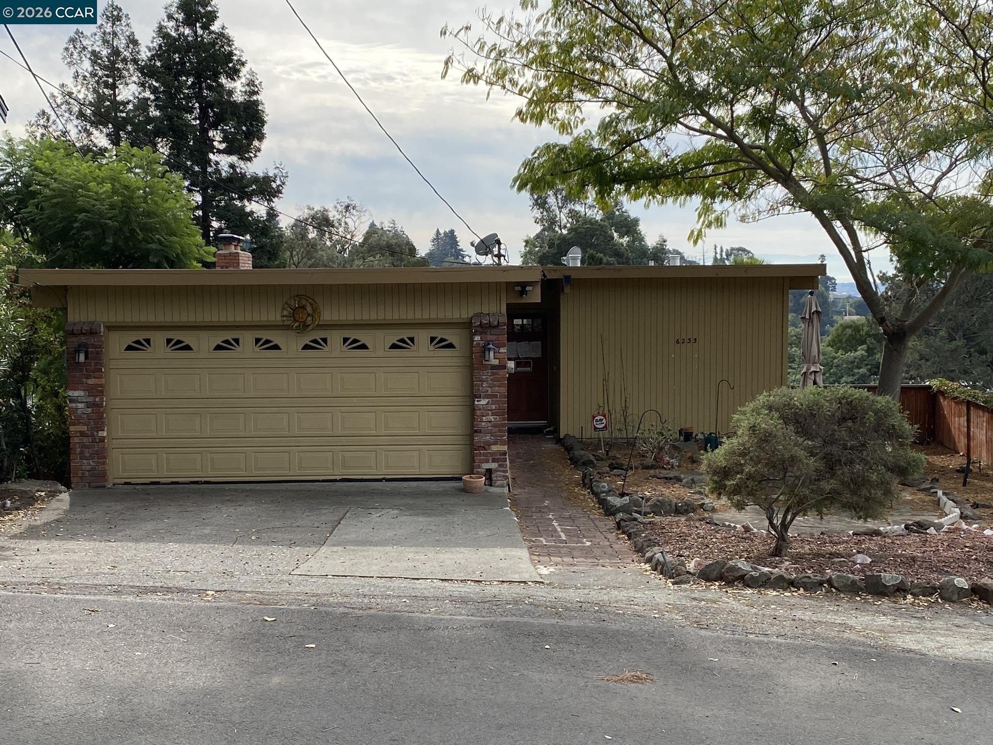 Currently Displayed Property Photo