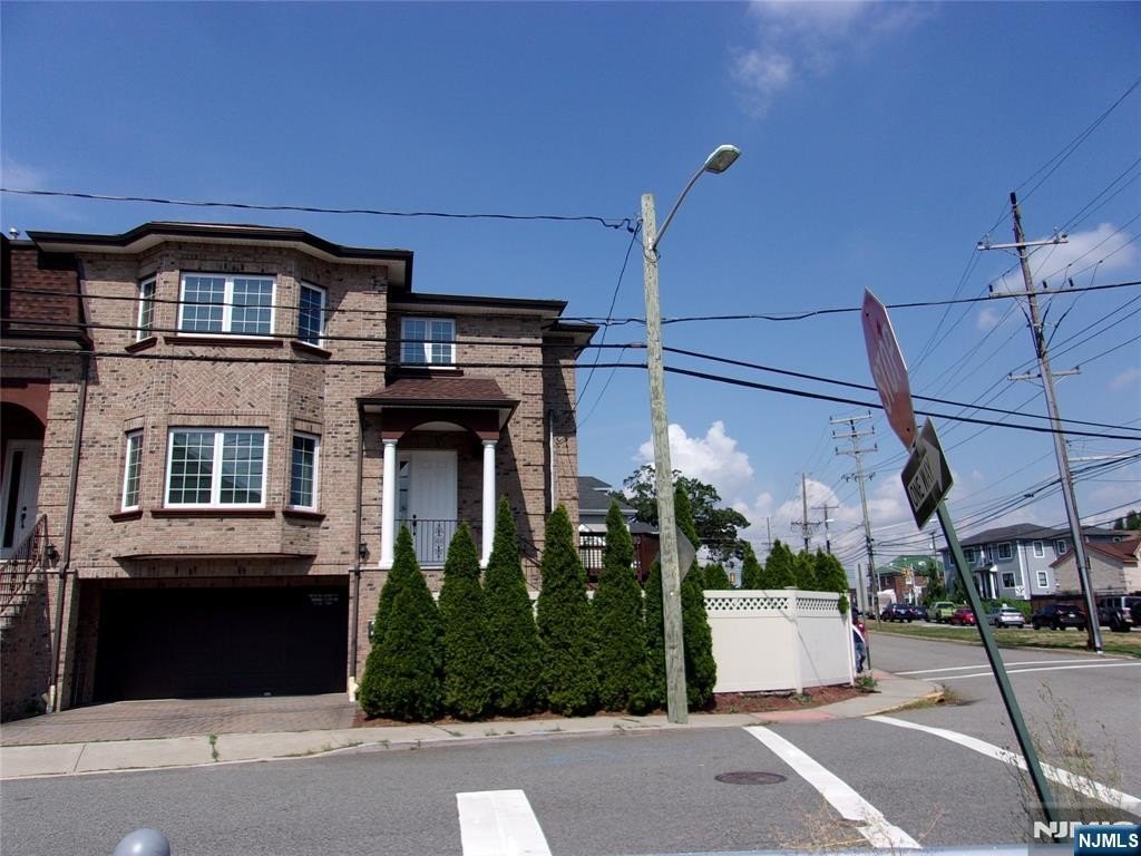 Currently Displayed Property Photo