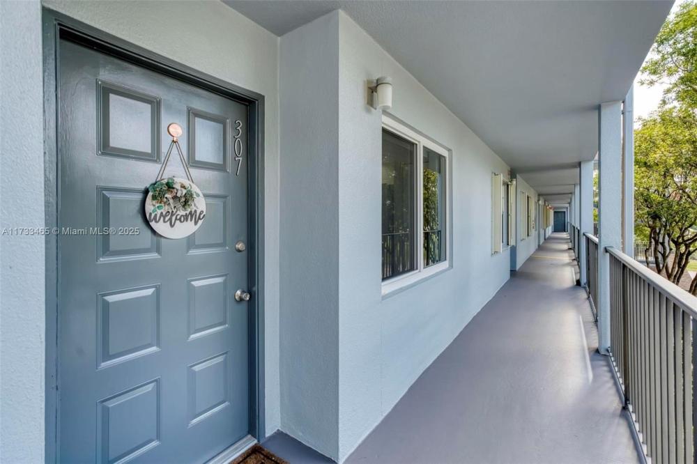 Currently Displayed Property Photo