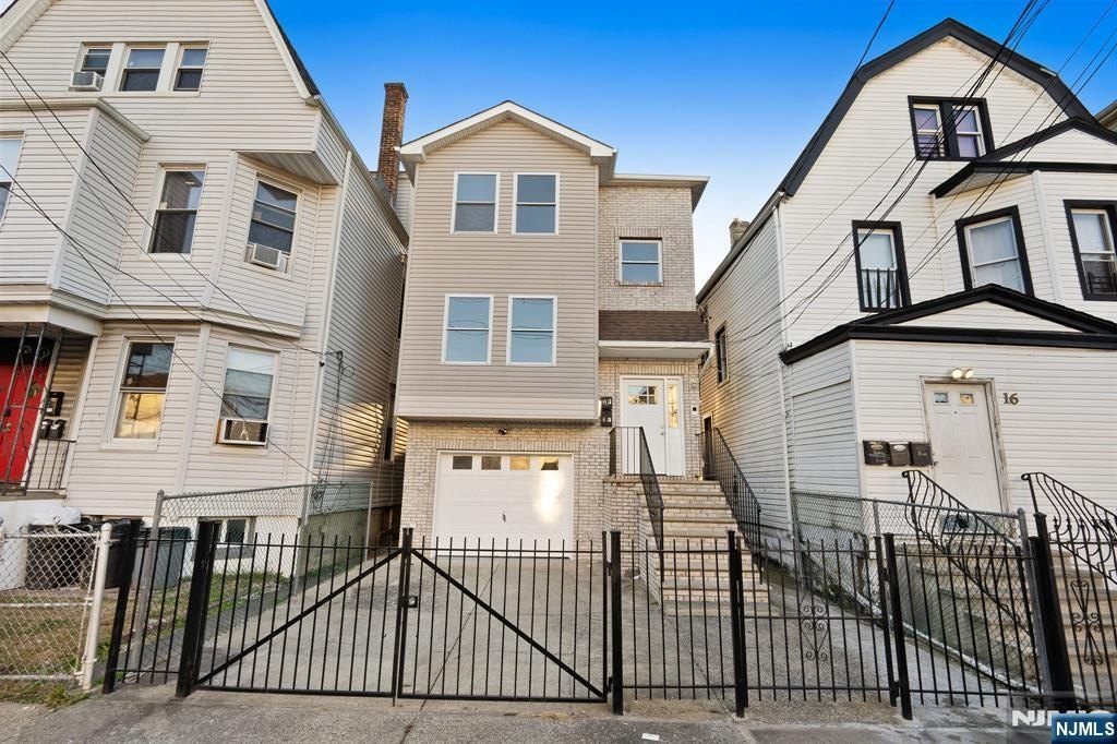 Currently Displayed Property Photo