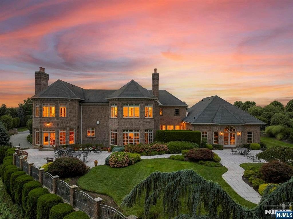 Currently Displayed Property Photo