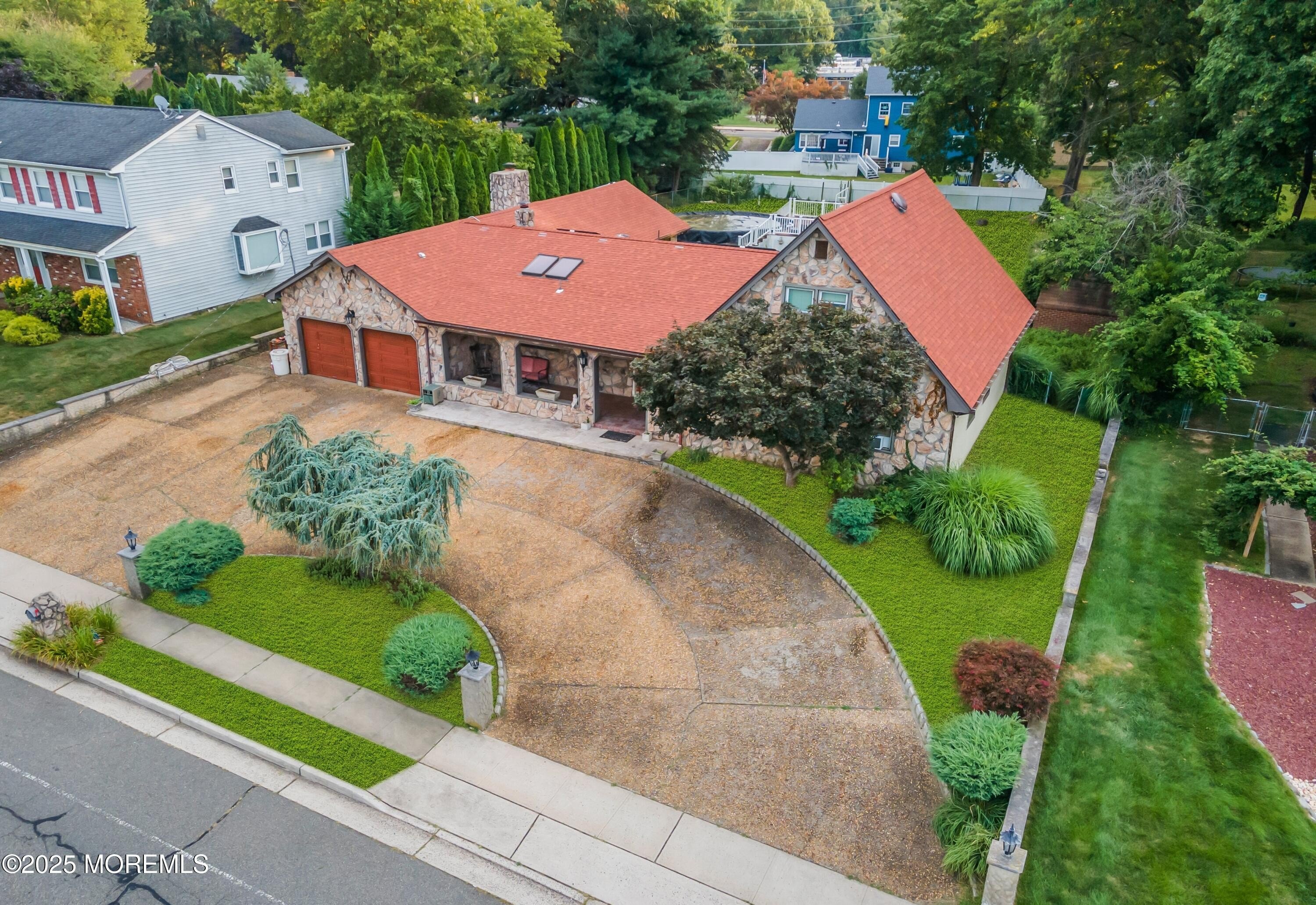 Currently Displayed Property Photo