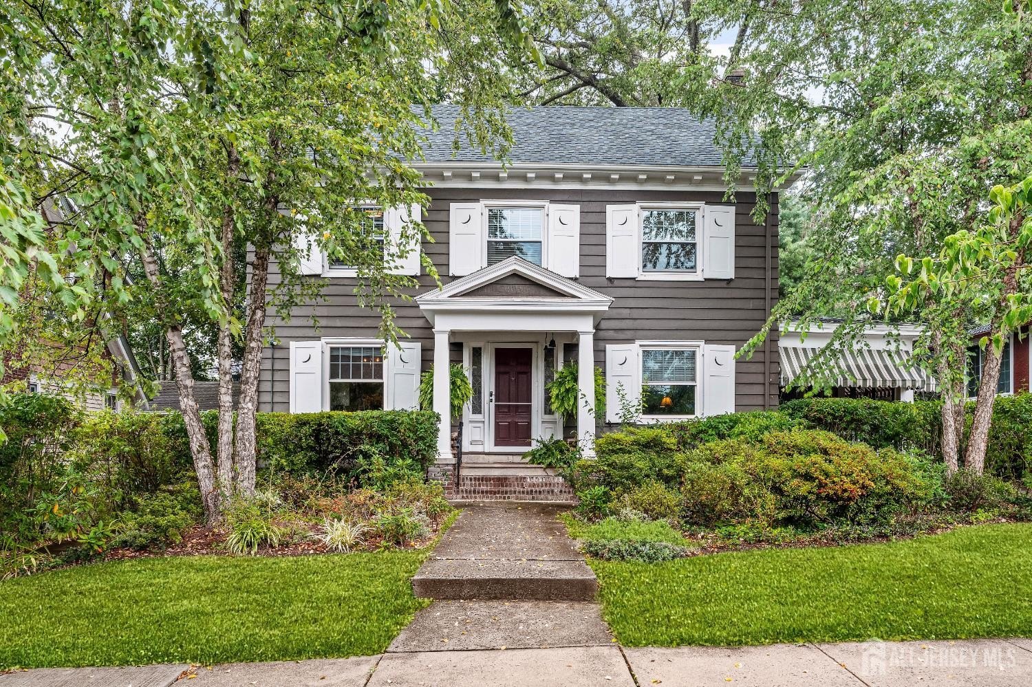 Currently Displayed Property Photo