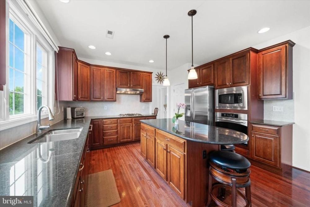 Currently Displayed Property Photo