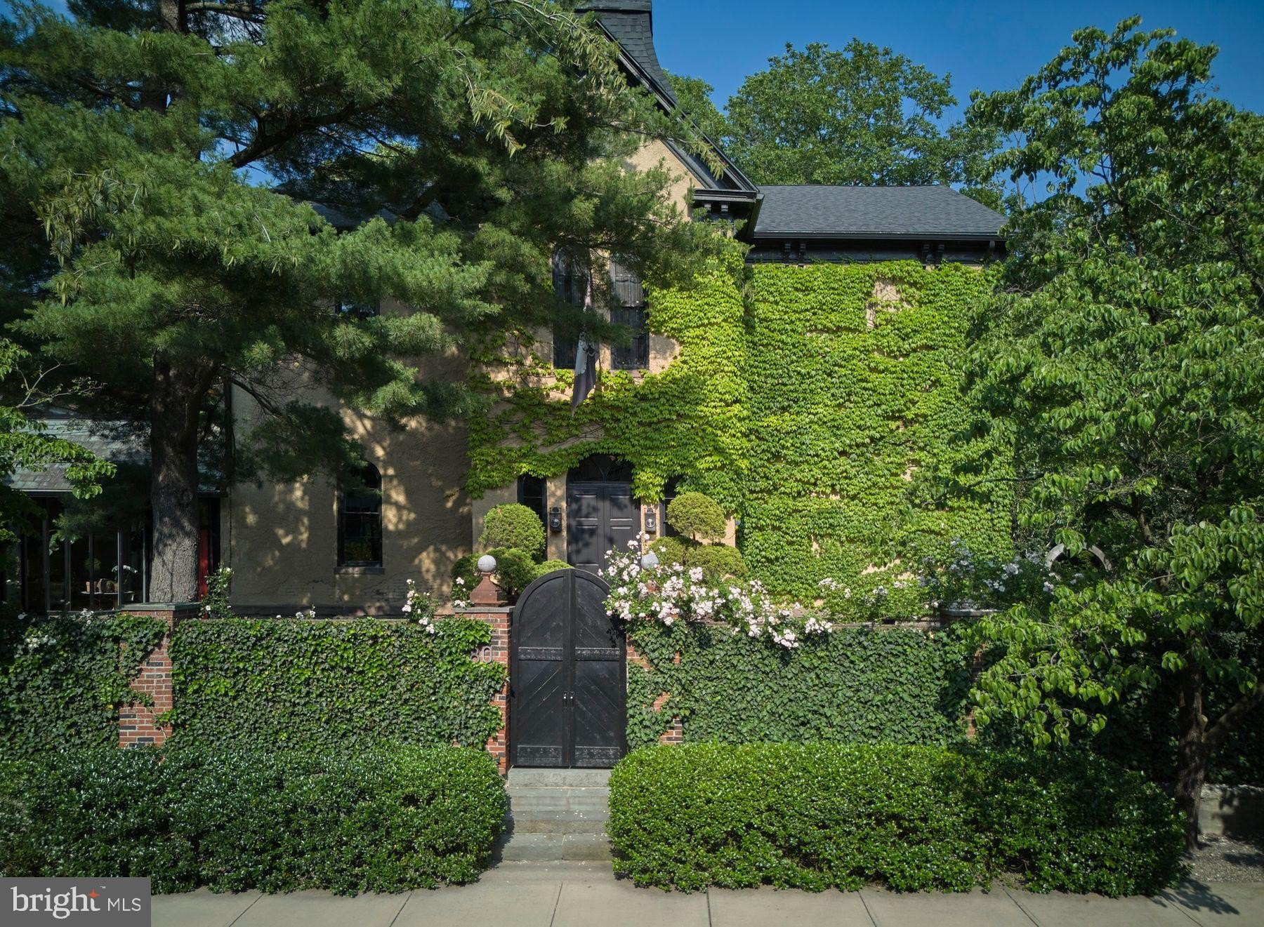 Currently Displayed Property Photo