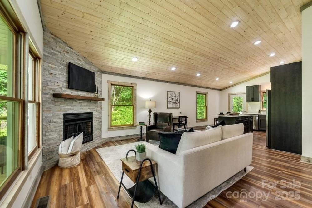 Currently Displayed Property Photo