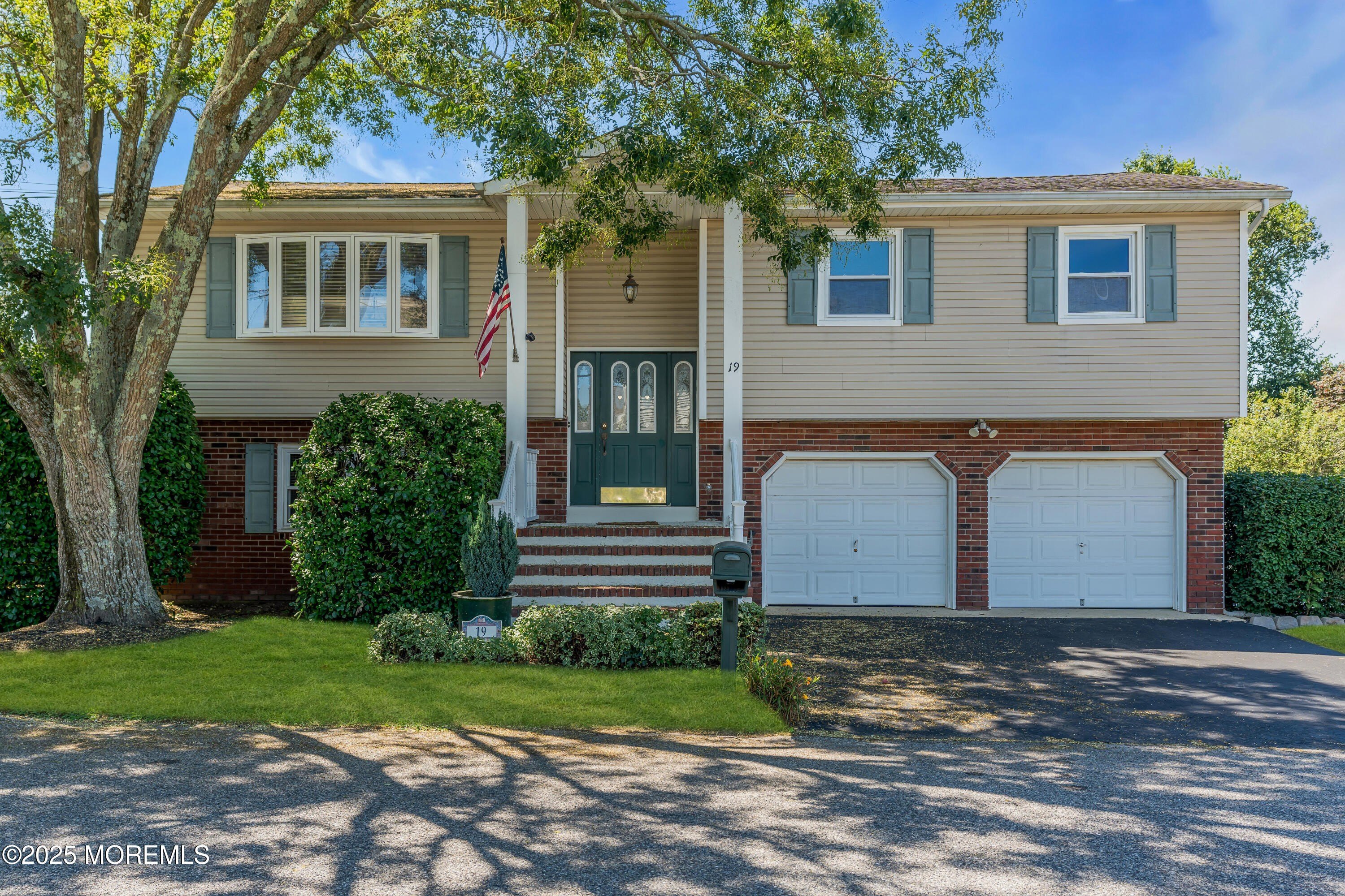 Currently Displayed Property Photo