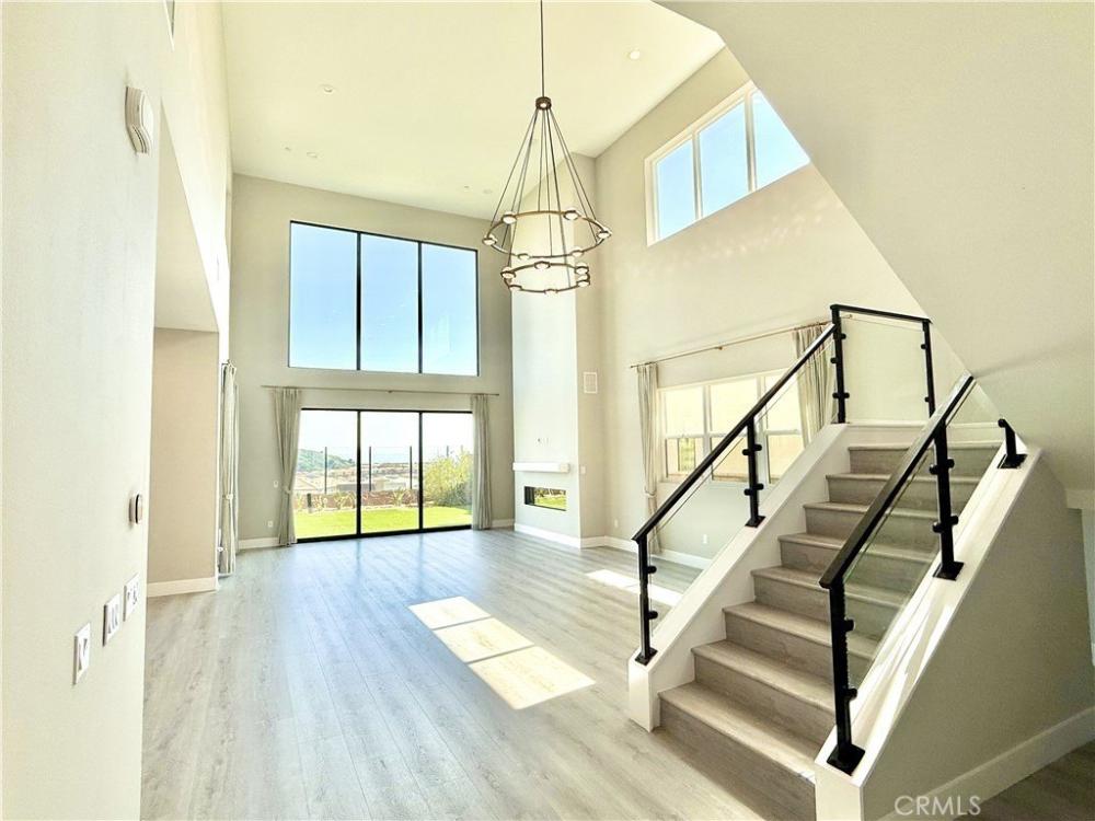 Currently Displayed Property Photo