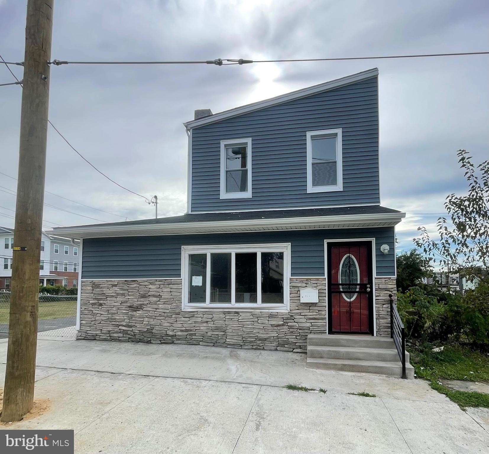 Currently Displayed Property Photo