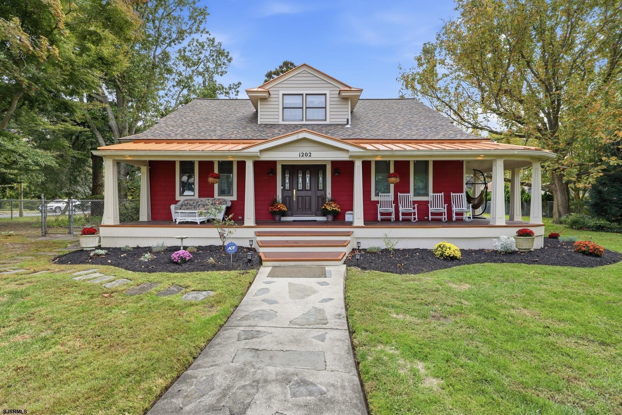 Currently Displayed Property Photo