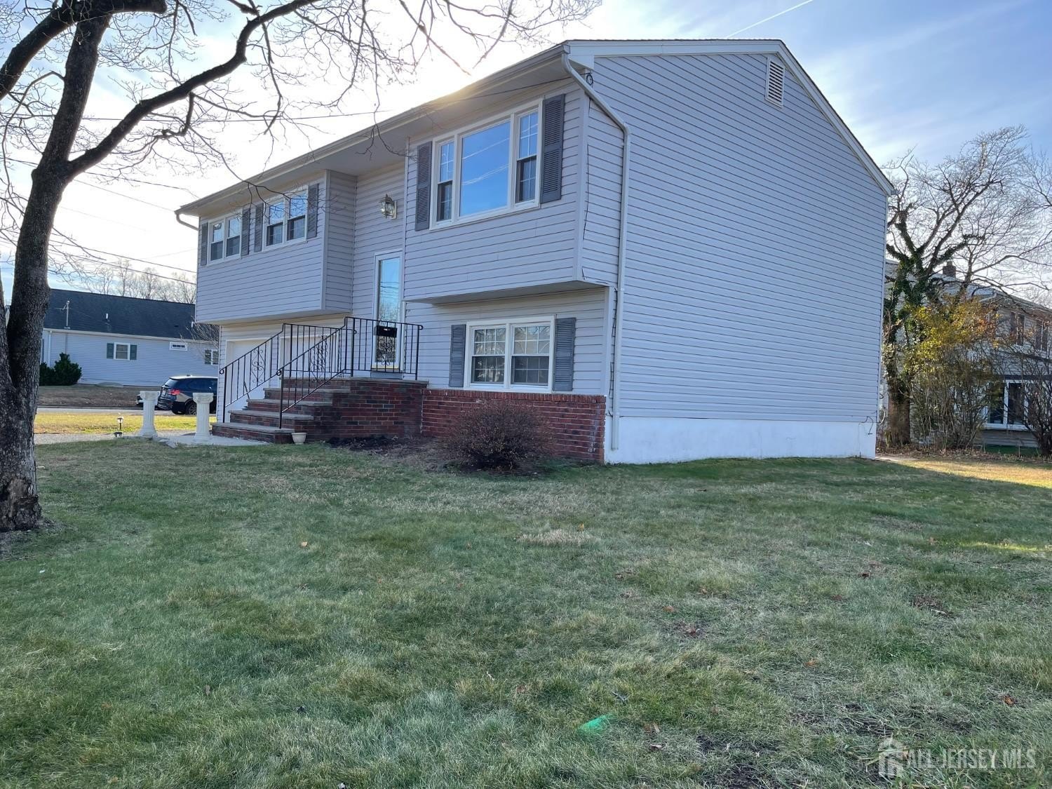 Currently Displayed Property Photo