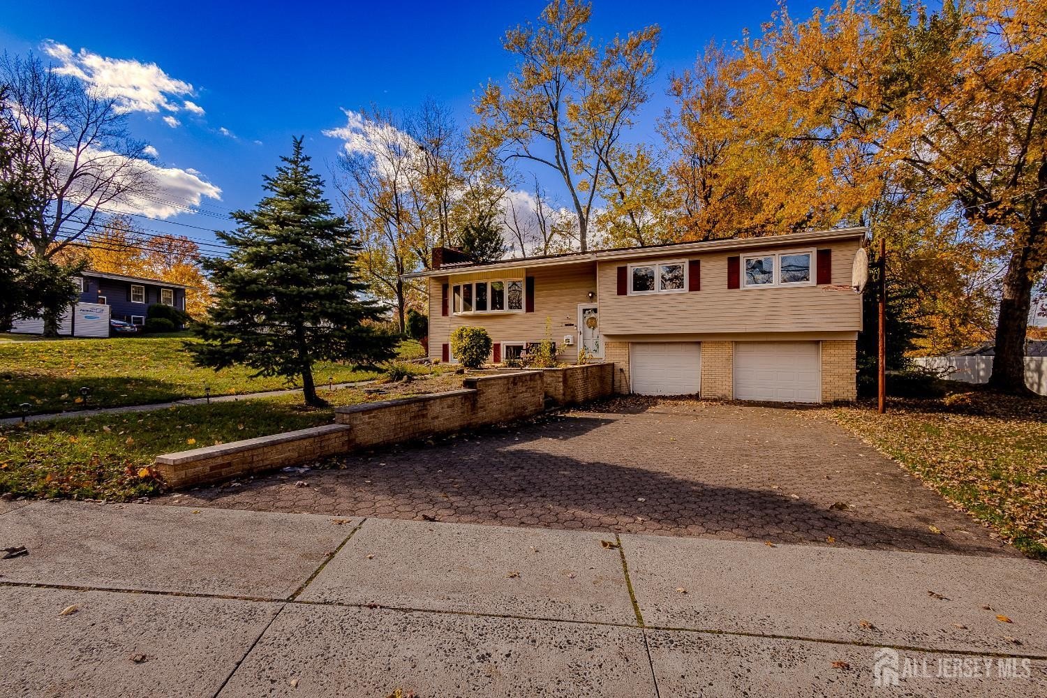 Currently Displayed Property Photo