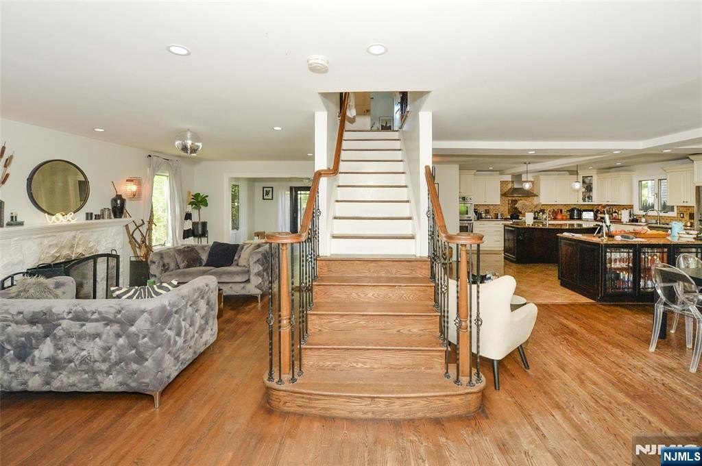 Currently Displayed Property Photo