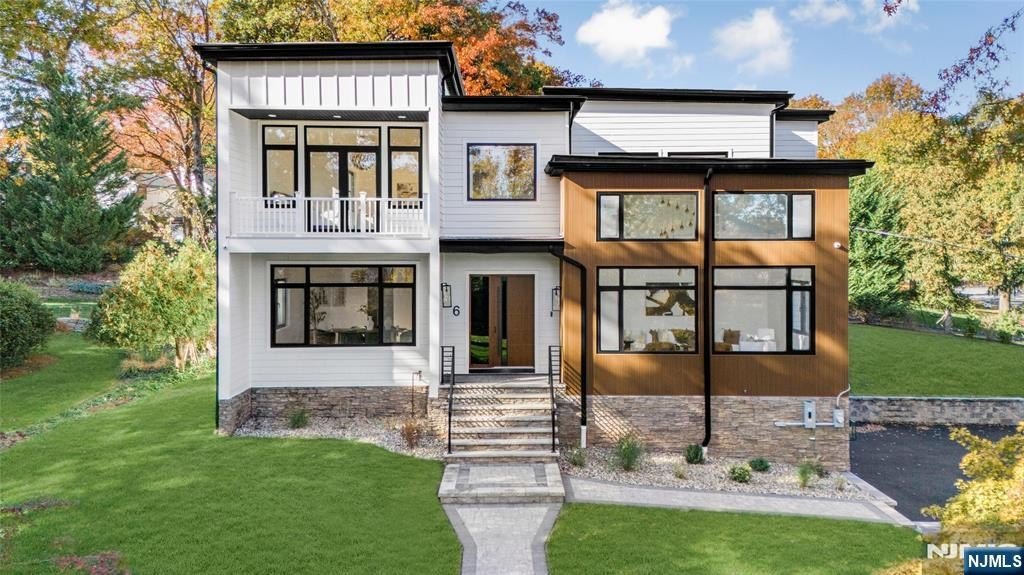 Currently Displayed Property Photo