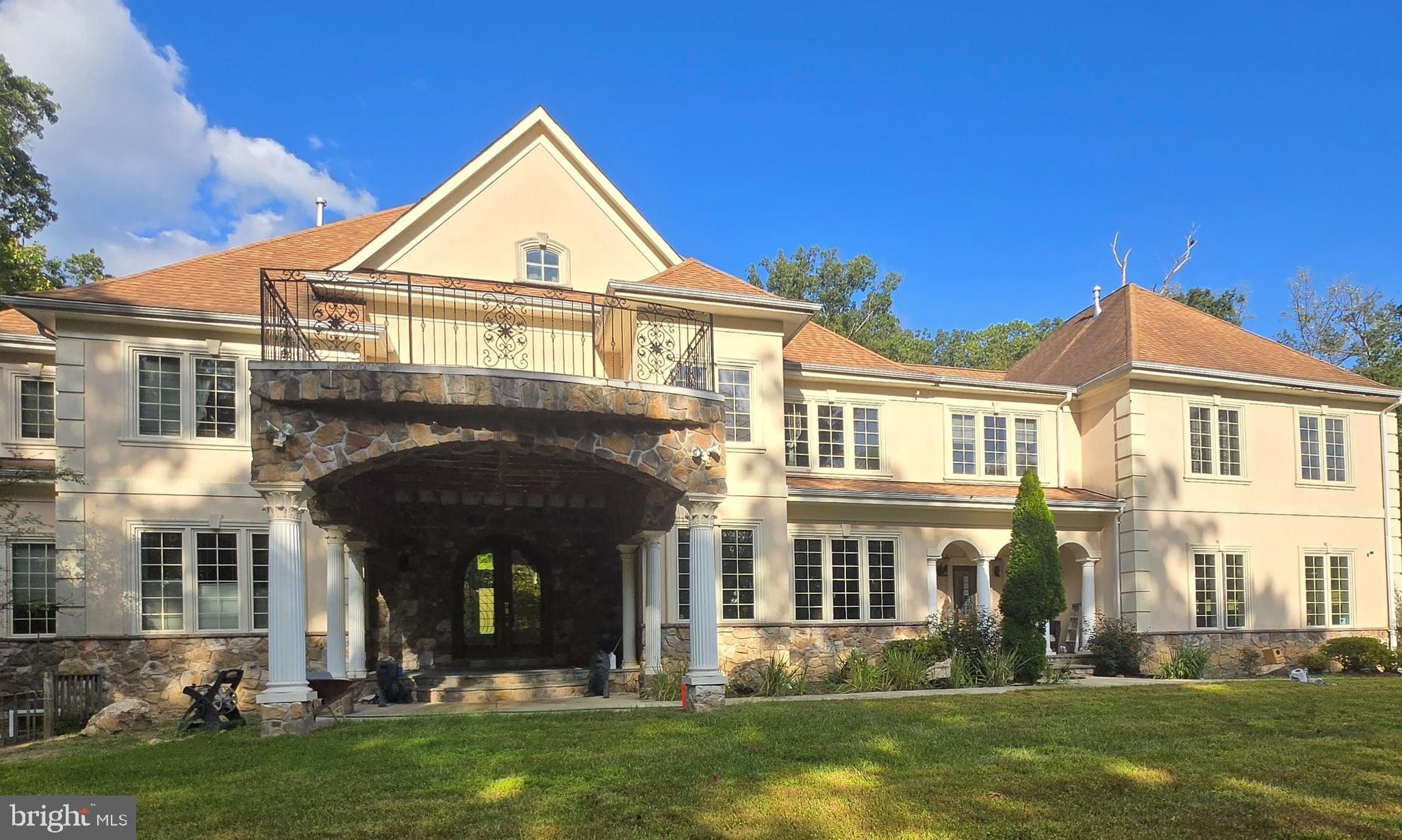 Currently Displayed Property Photo