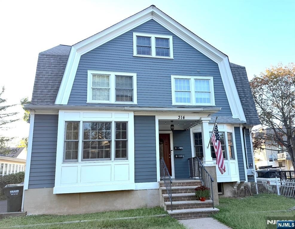 Currently Displayed Property Photo