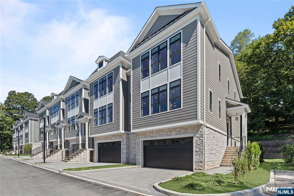 Currently Displayed Property Photo