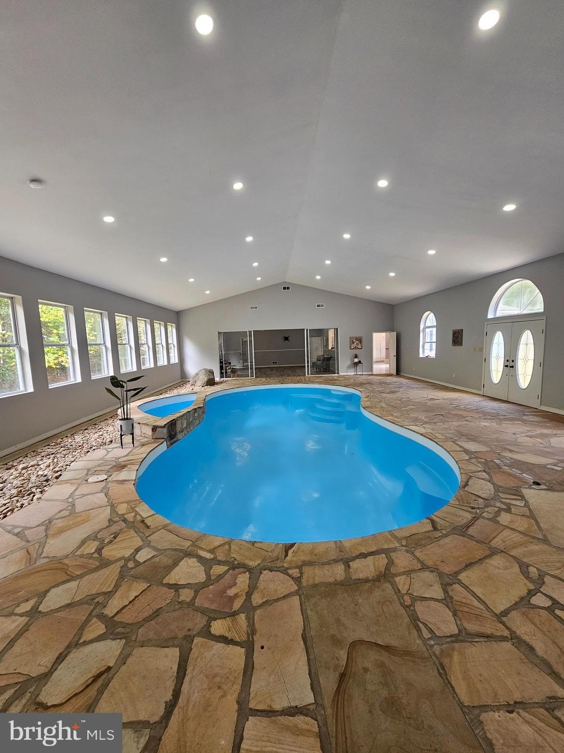 Currently Displayed Property Photo