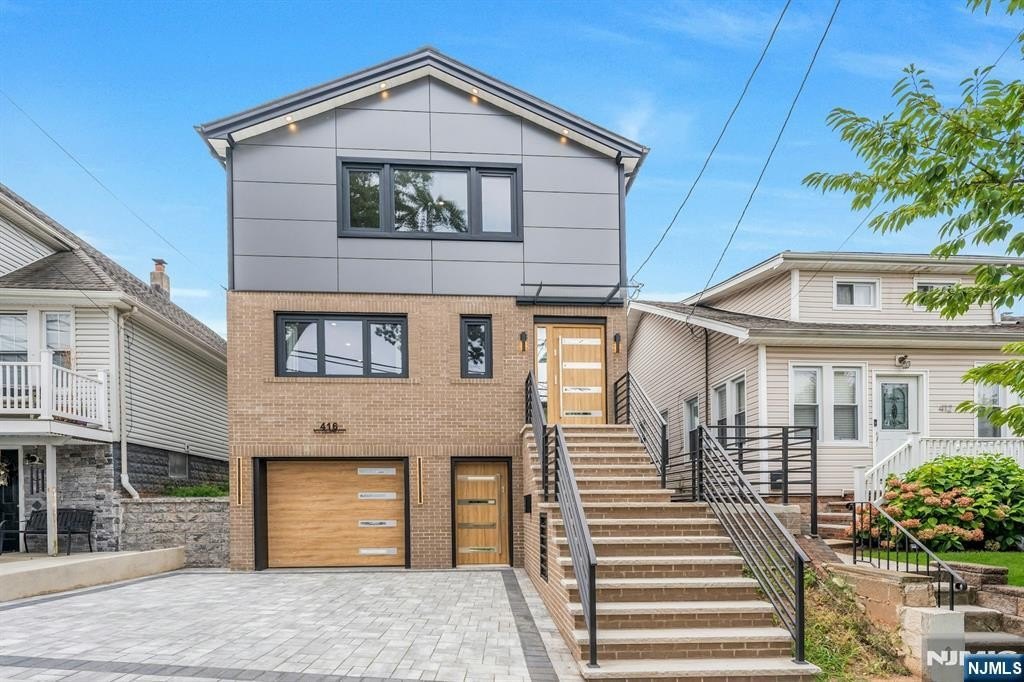 Currently Displayed Property Photo