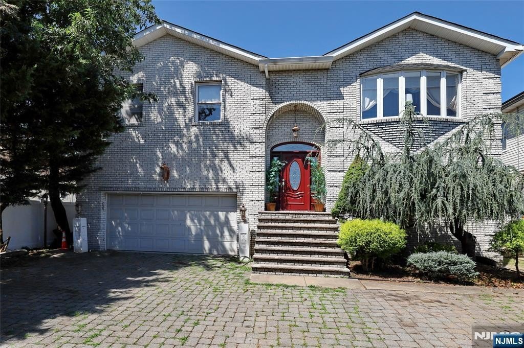 Currently Displayed Property Photo