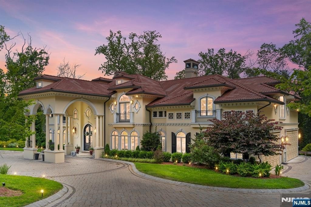 Currently Displayed Property Photo