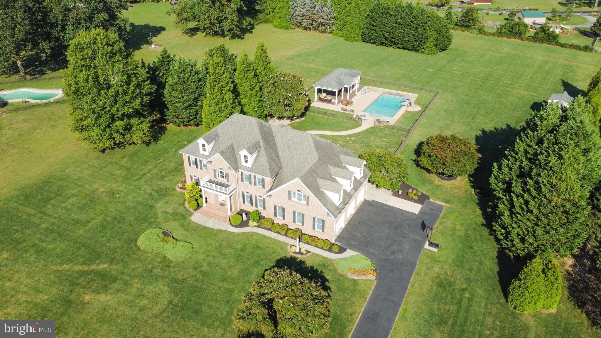 Currently Displayed Property Photo