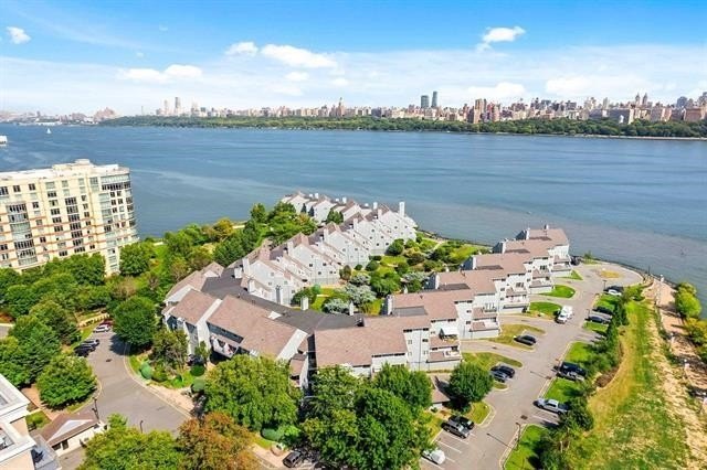 Currently Displayed Property Photo