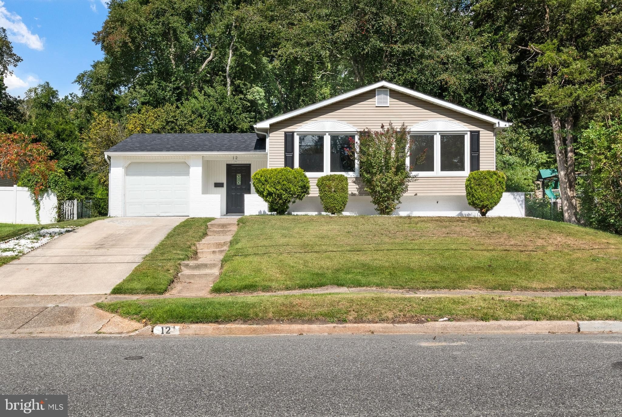 Currently Displayed Property Photo