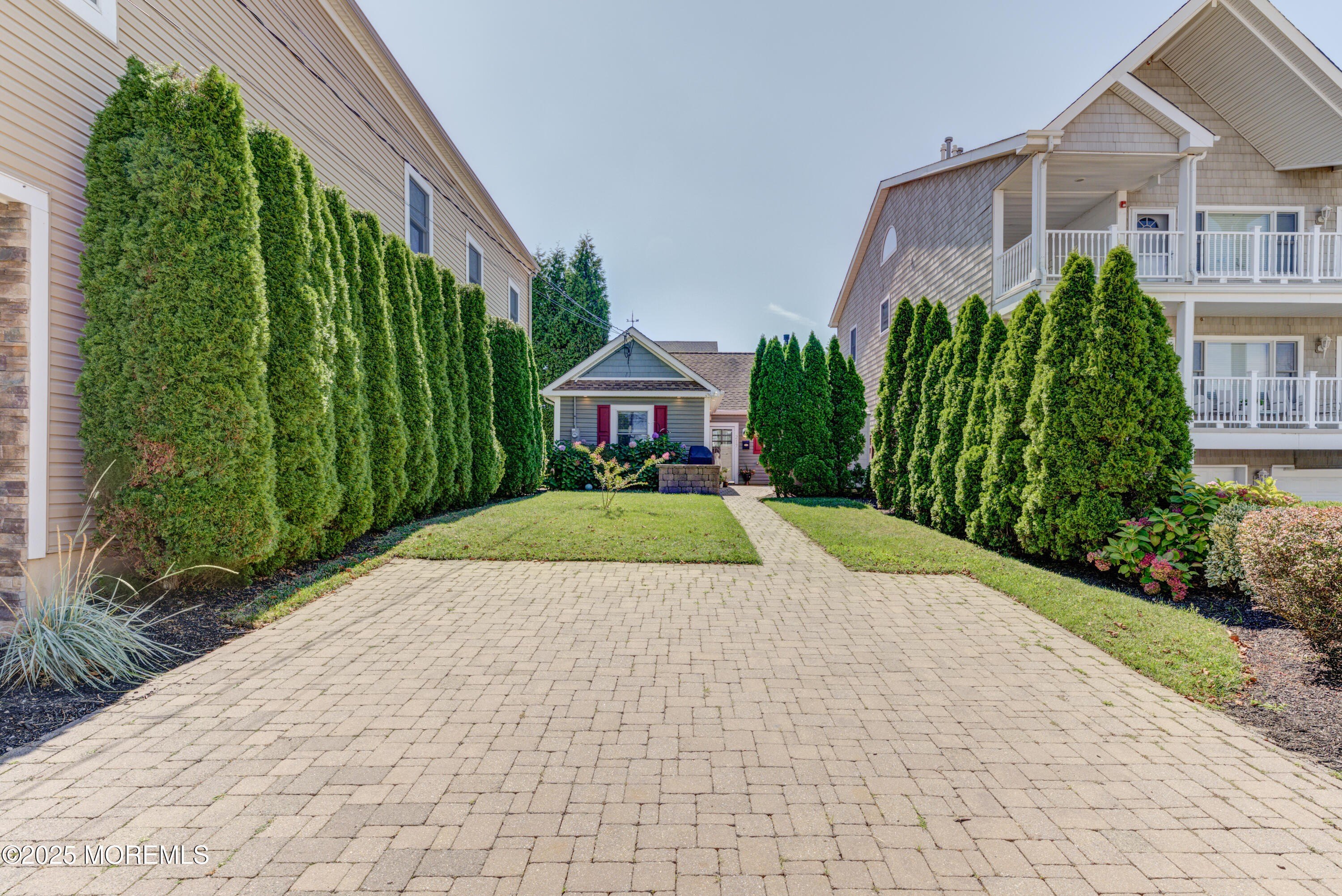 Currently Displayed Property Photo