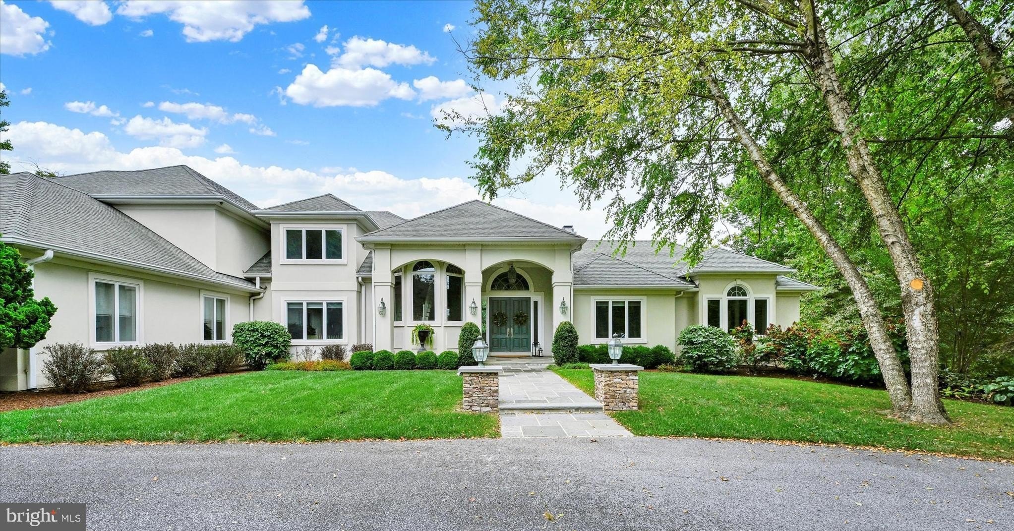 Currently Displayed Property Photo