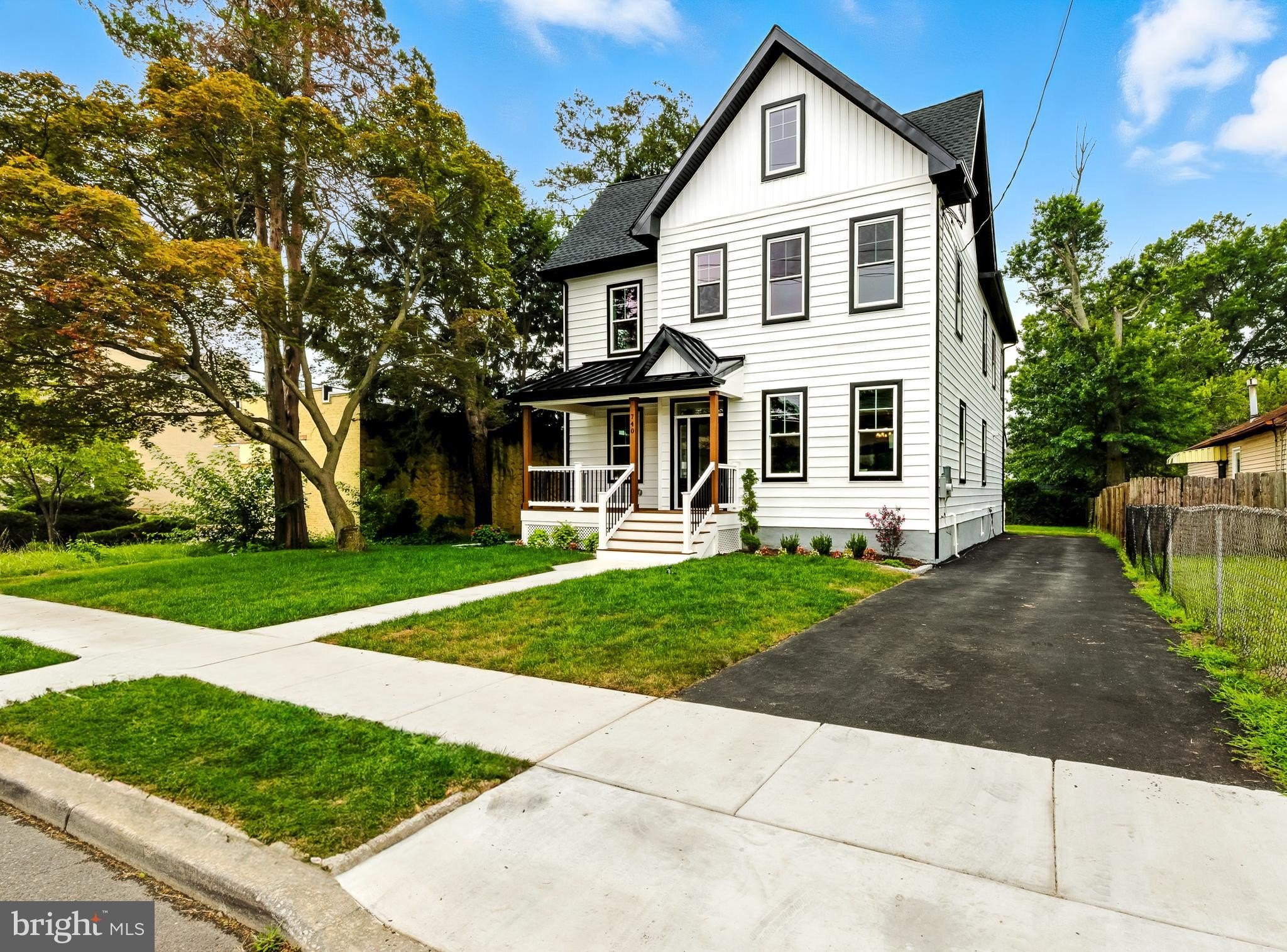 Currently Displayed Property Photo