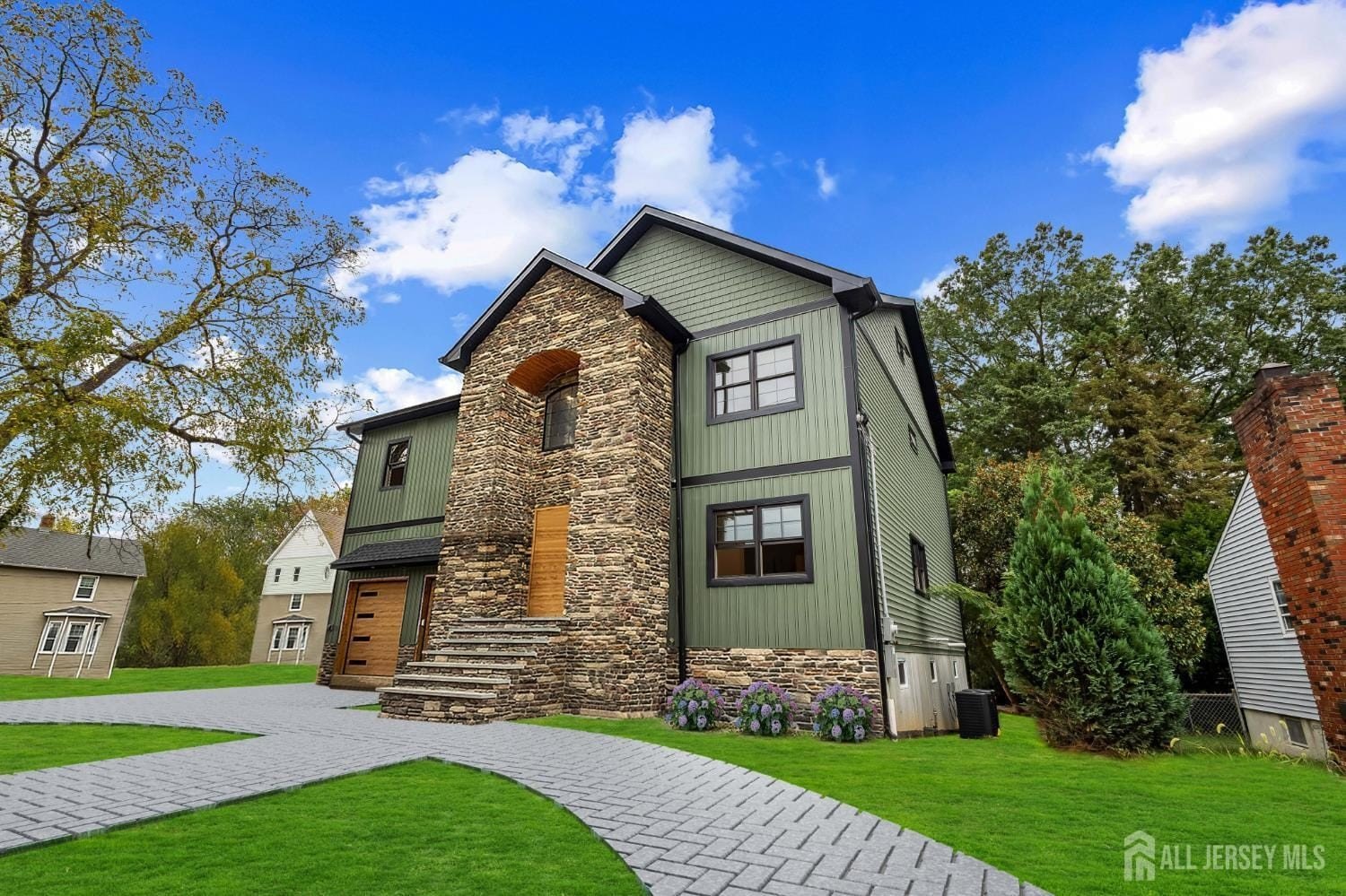 Currently Displayed Property Photo